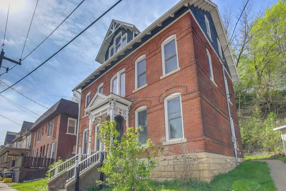 < 1 Mi to Downtown: Historic Dubuque Gem!