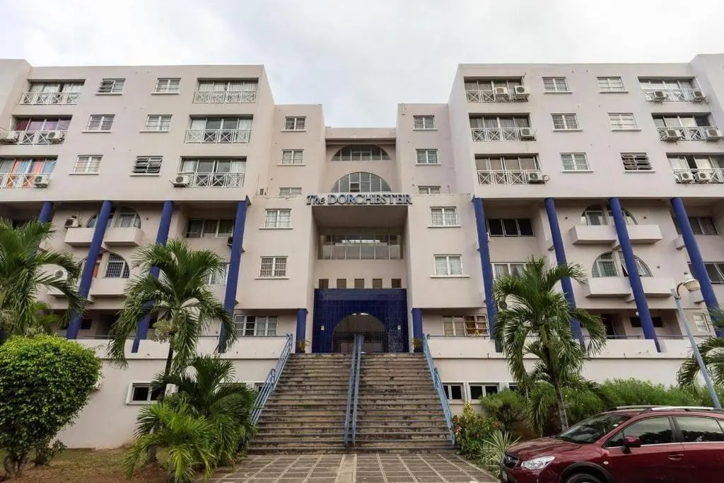 2bed apt with 24hr Security*