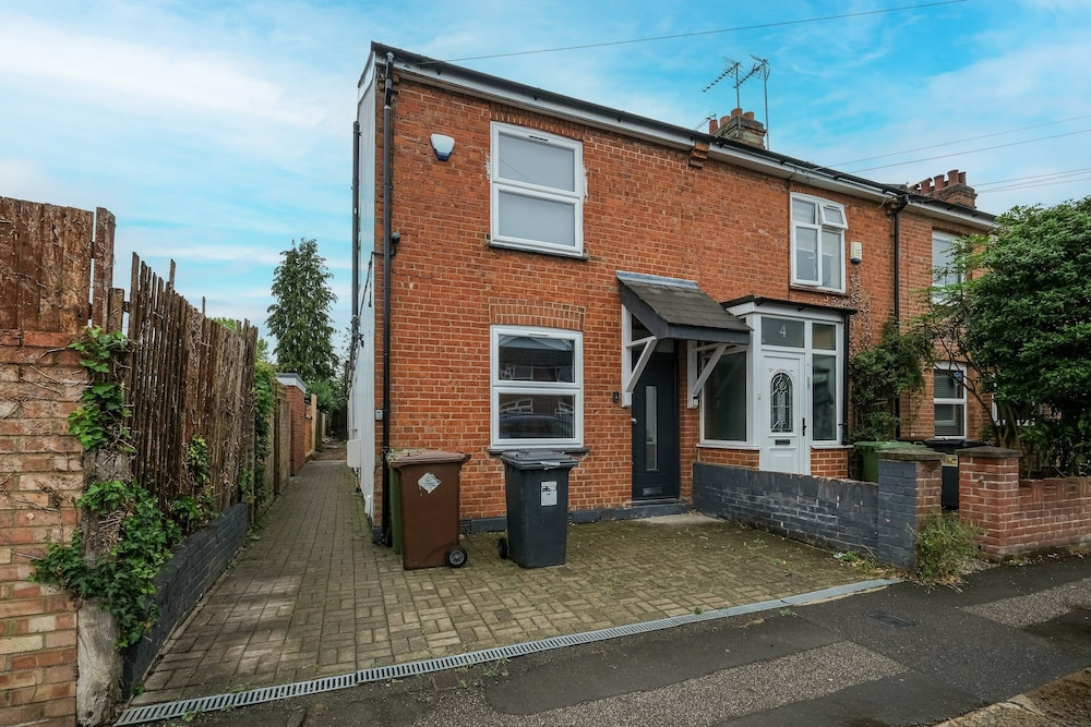 Stylish 4 Bedroom, 2.5-Bath Home in Borehamwood