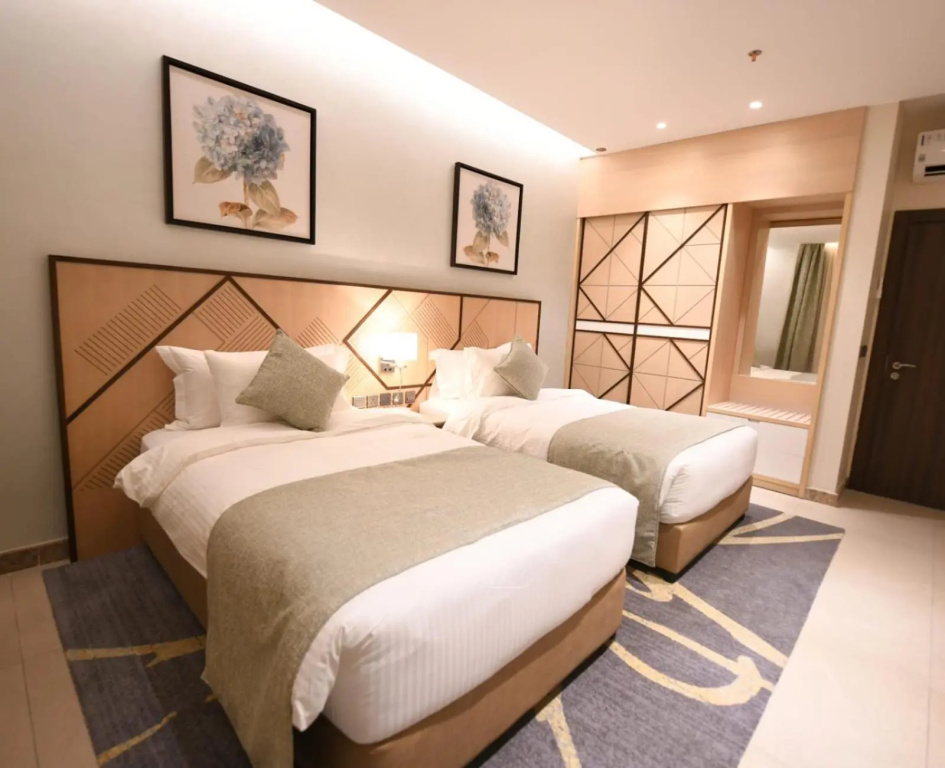 Renee Hotel — 4