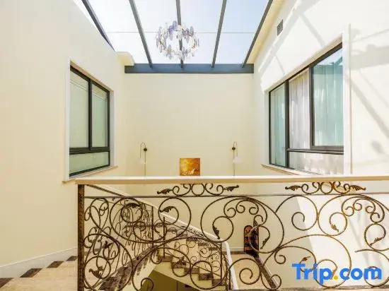 Yige Apartment (Shanghai National Exhibition and Convention Center Hongqiao Railway Station)