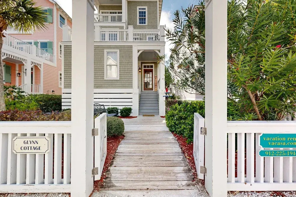 Luxury Cottage With Pools & Multiple Decks, 1/2 Block to Beach