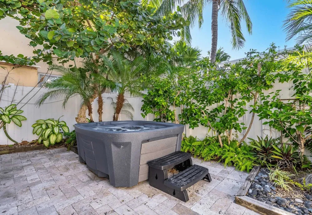 Beach House on the Beach for 8 People With Jacuzzi