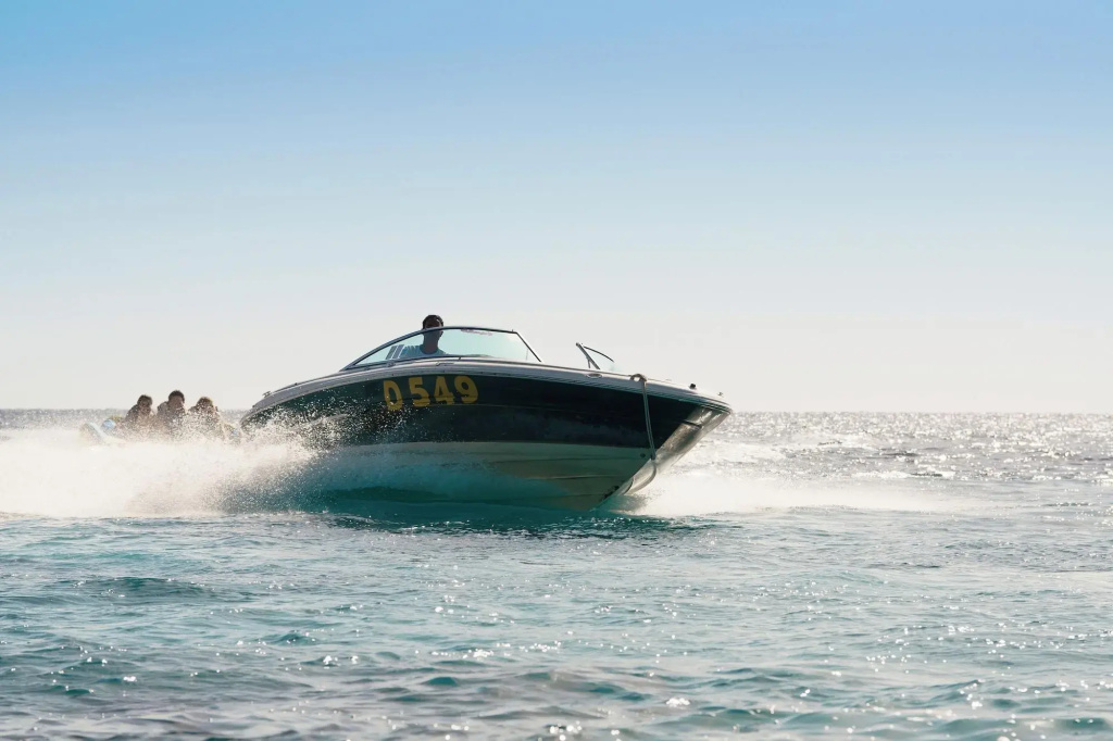 صورة: Naama Bay Promenade Beach Resort by Accor: A motorboat carries passengers across the sunlit sea.