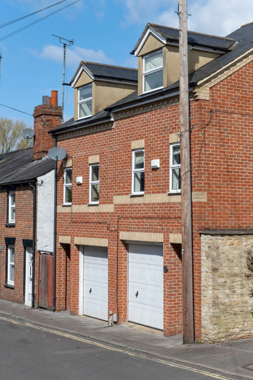 A Very British Place to Stay - 3 Bedrooms Central