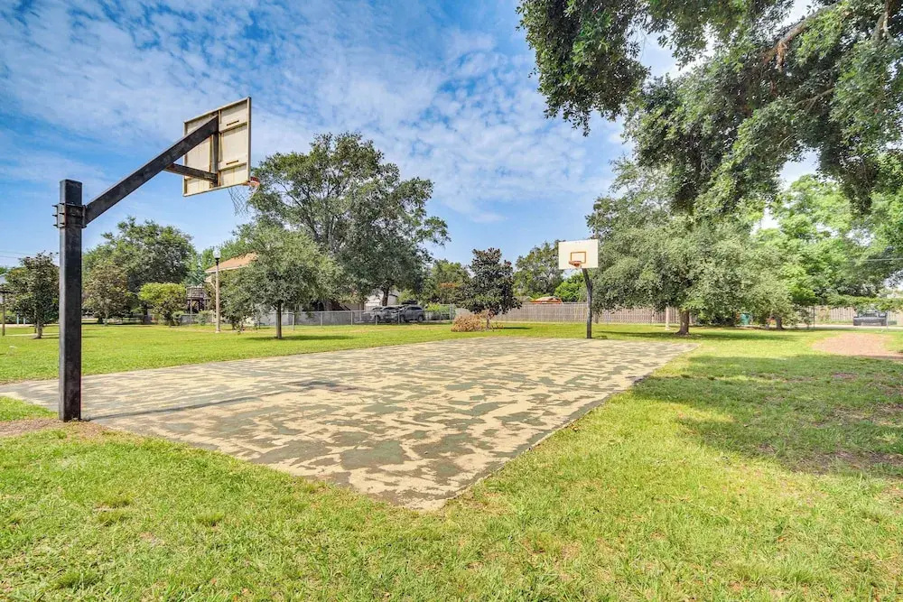 Walk to Gulfport Beach 1 Mi to Marina: Lovely Home