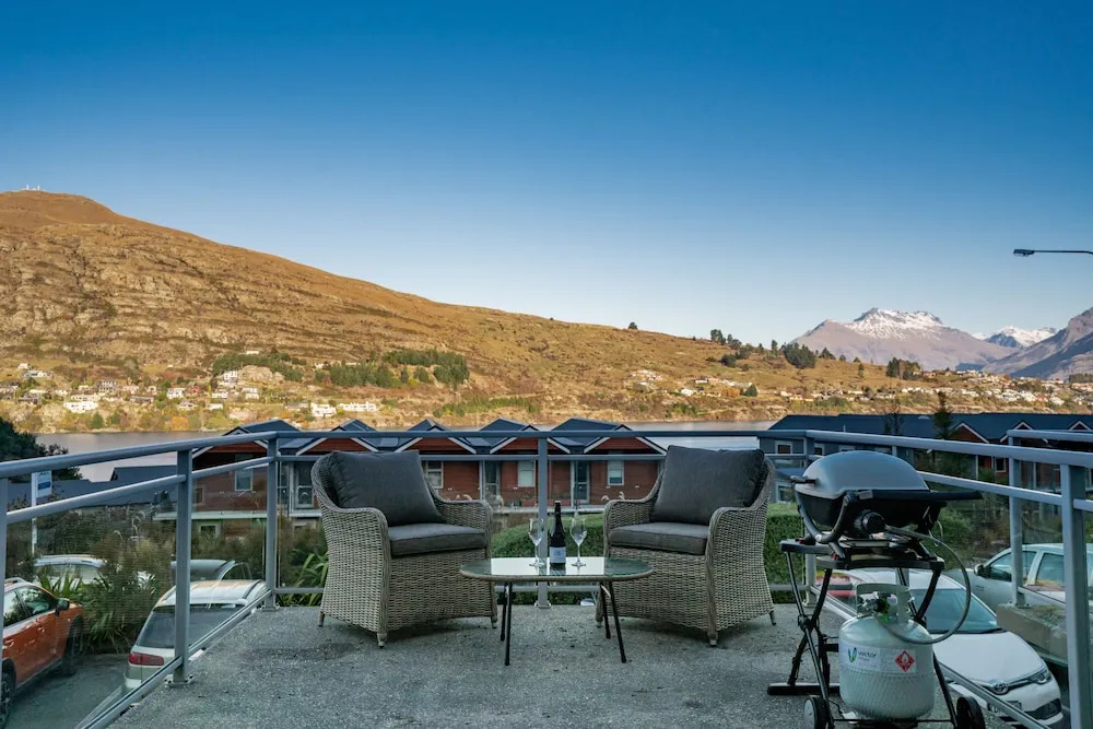 2-Bedroom Remarkables Apartment