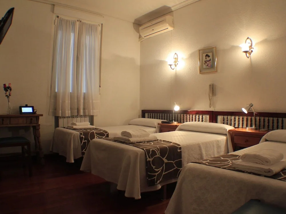 Standard Triple room with city view