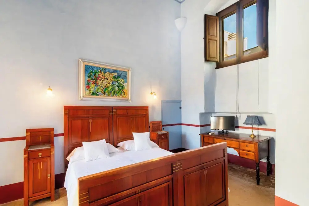 Deluxe Double room (full double bed)