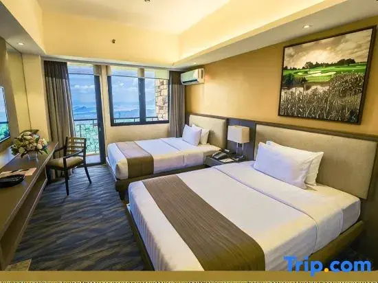 Deluxe Double room with balcony and with lake view (full double bed)