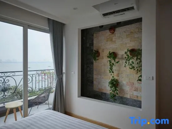 Apartment with lake view