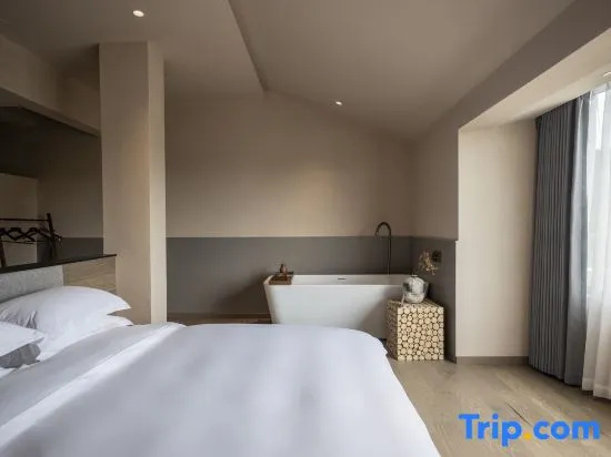 Deluxe Double room (full double bed)