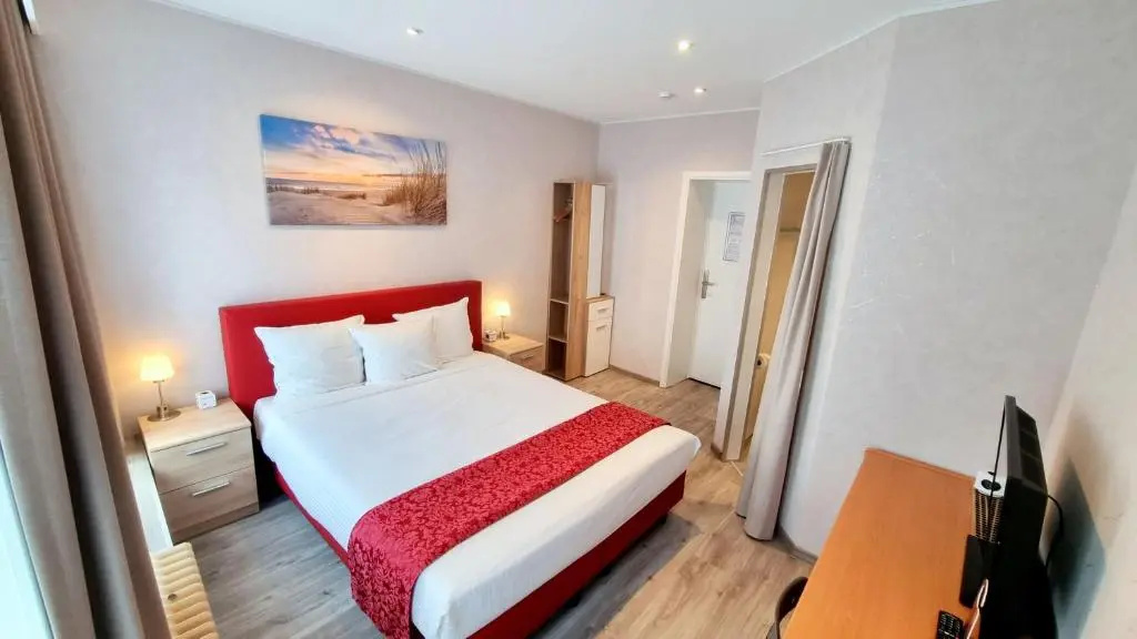 Deluxe Double room (full double bed)