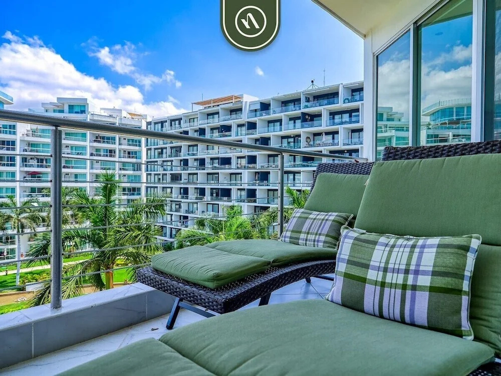 Oceanview 2 BR Condo - Beachclub - Pool - Ocean