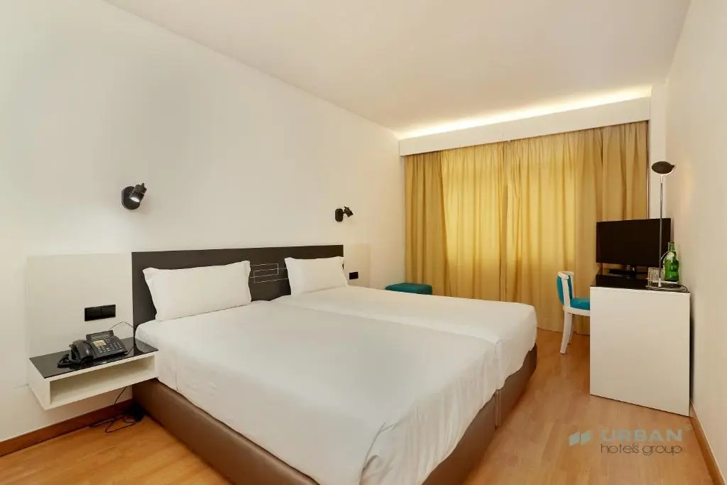 Urban Hotel Amadeos - Chambres