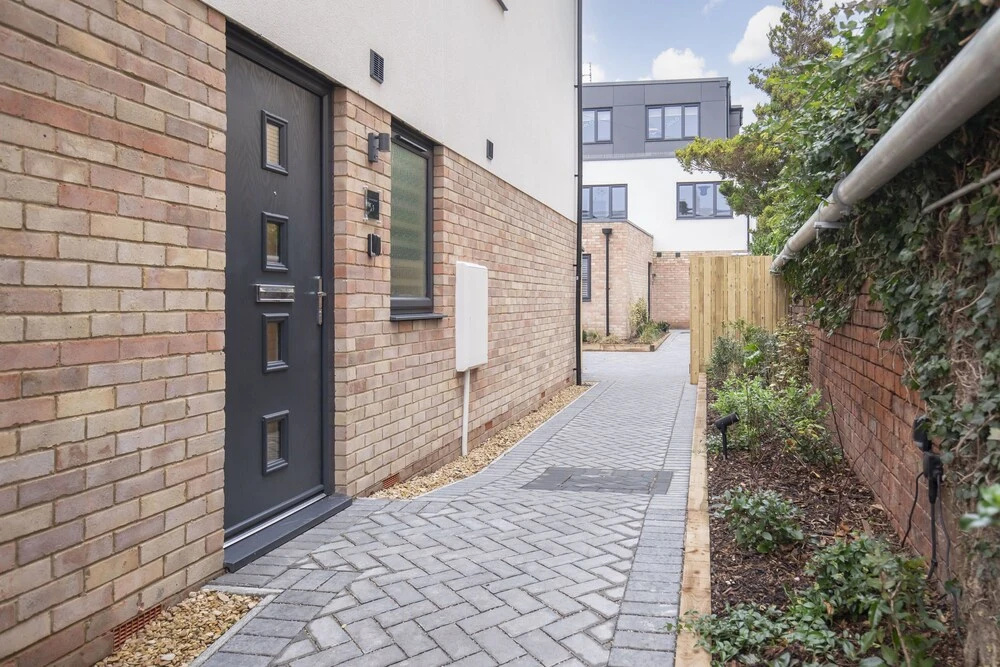 Elliot Oliver - Deluxe Two Bedroom Apartment With Parking & EV Charger