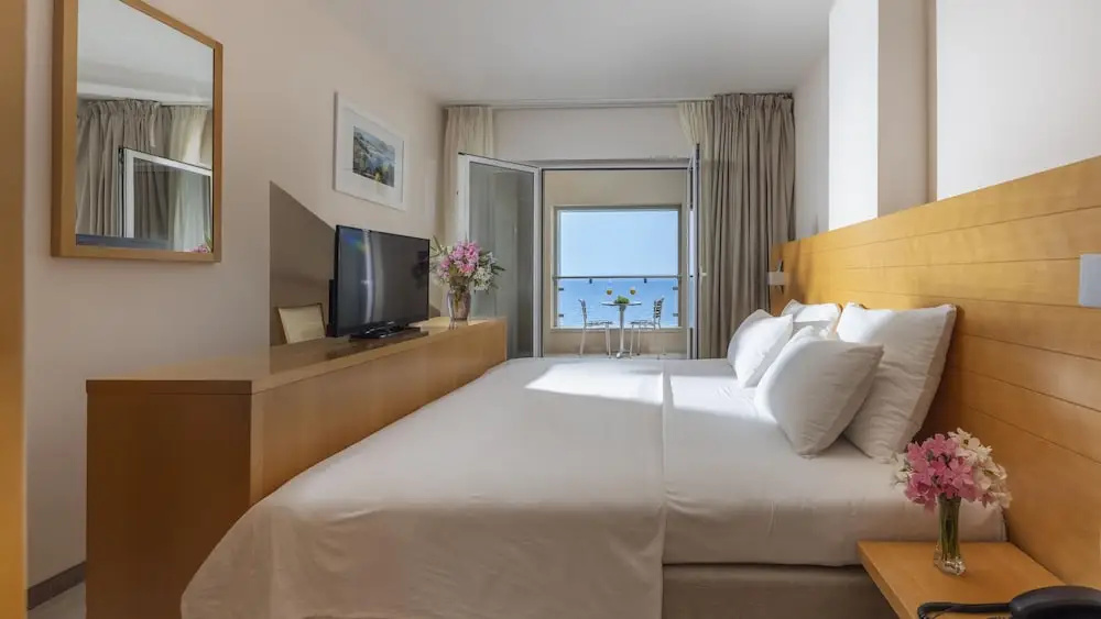 2 Bedrooms Standard Family room with balcony and with sea view
