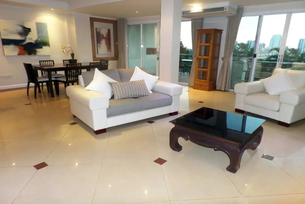Апартаменты с 2 комнатами с балконом и с видом на море в Westbury Residence