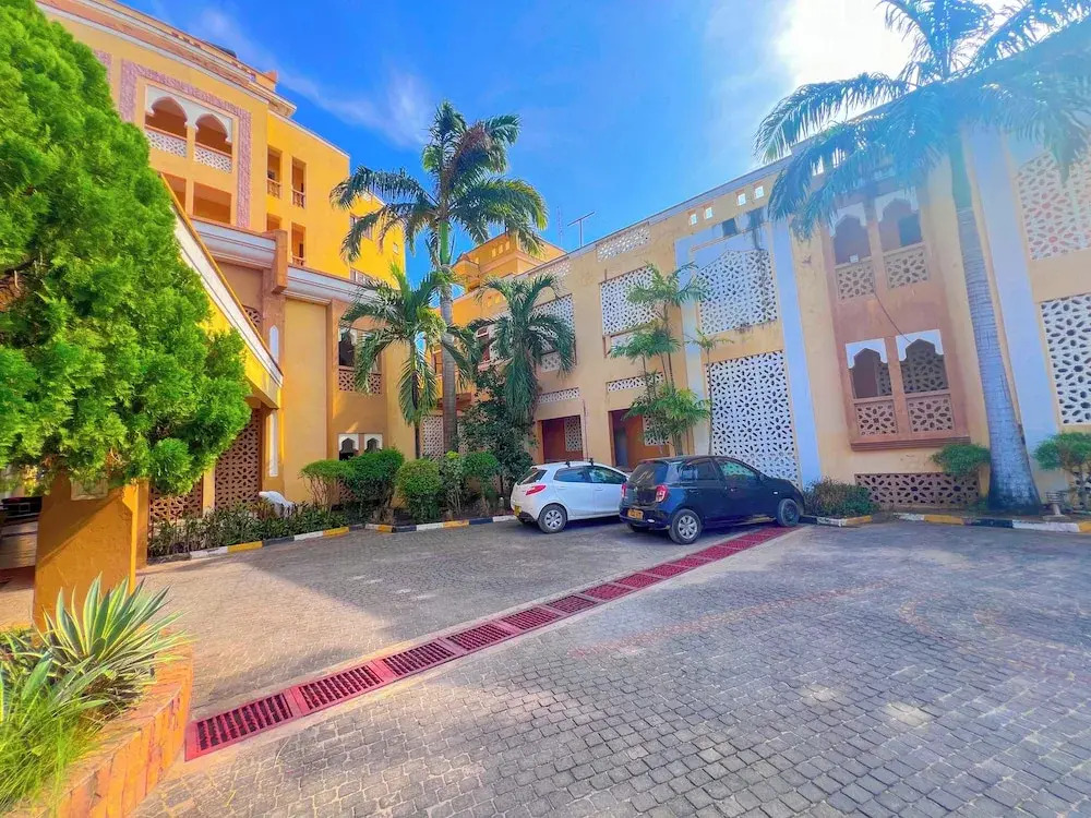 Sea Breeze Beachfront Apartments - фото 32