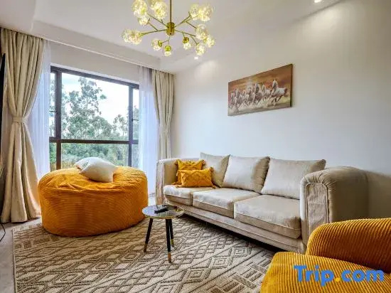 Nairobi Serviced Apartment; 1 bedroom with Heated Pool, Gym & Forest View