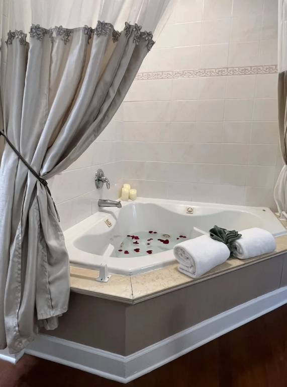 Premium Double Suite with garden view (full double bed)