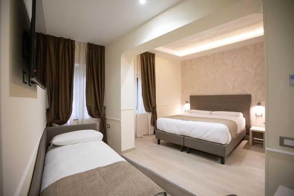 Standard Triple room with city view