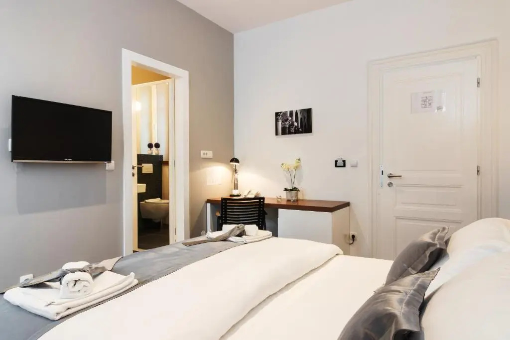 Standard Double room with balcony (full double bed)