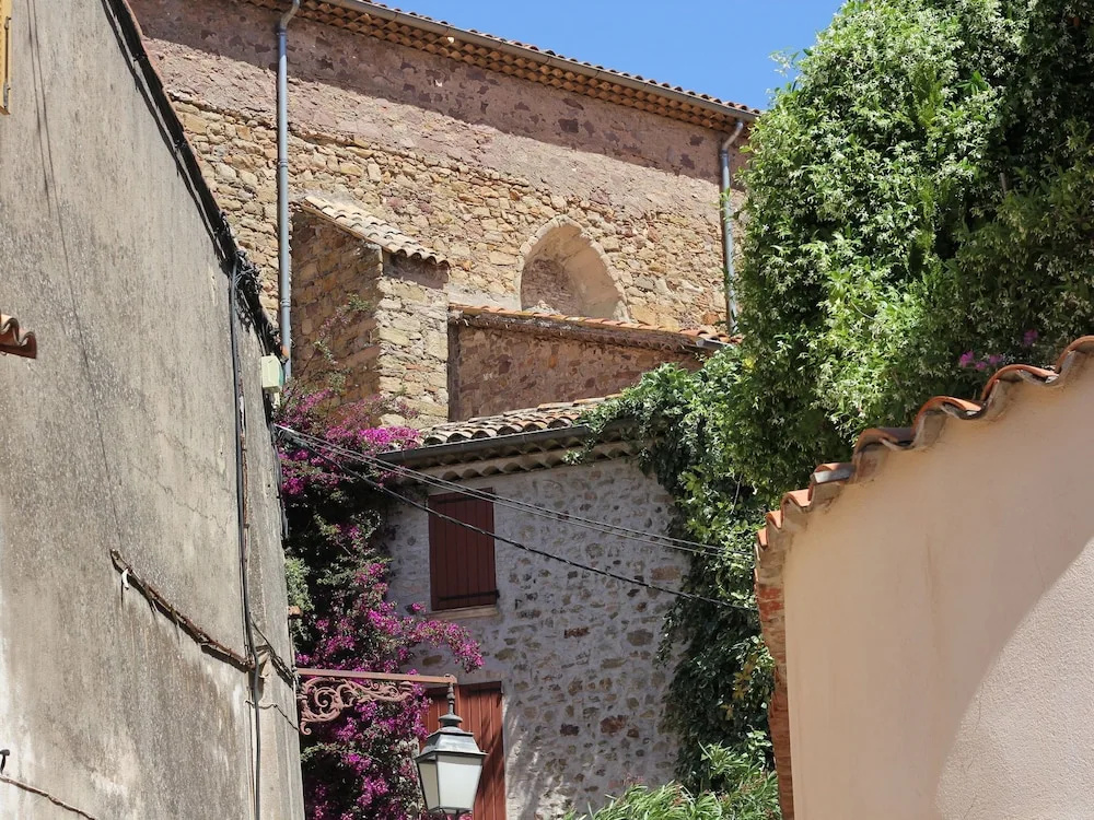 Charming holiday home, on a secured private domain with large swimming pool