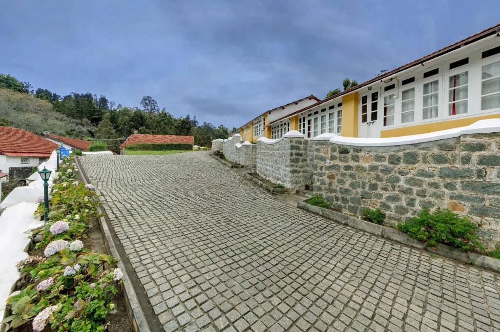OYO Premium Golf Club Road