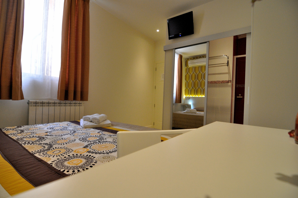 Hostal Far Home Plaza Mayor — 2