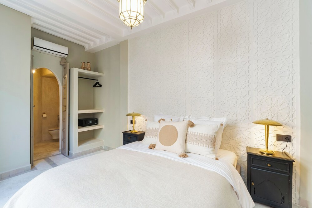 Deluxe Double Suite (full double bed)