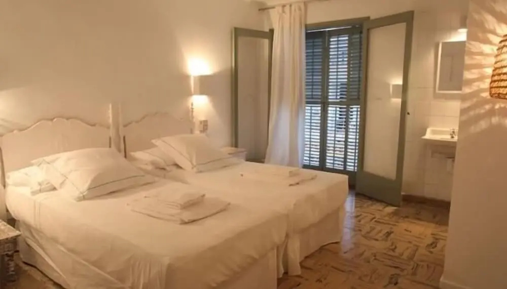 (1)Standard Double room with balcony (shared bathroom) (full double bed) (bed type is subject to availability) at Hostal Juanita in Ibiza Town