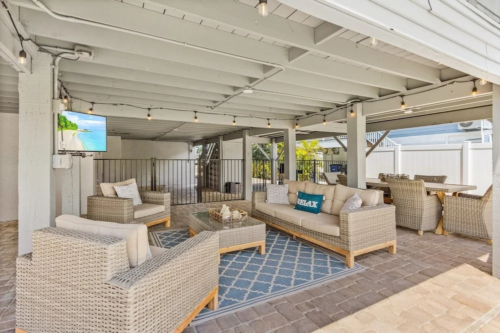 Shells N Sunshine! Getaway Destination Just Minutes From The White Sandy Beaches Of Fort Myers! 4 Bedroom Home by RedAwning