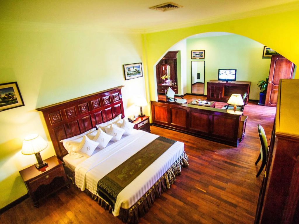 Executive Suite with pool view