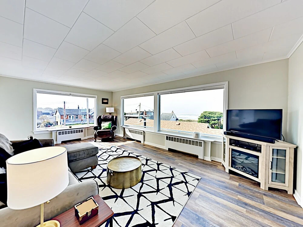 Ocean-View Beach - 6 Br Home