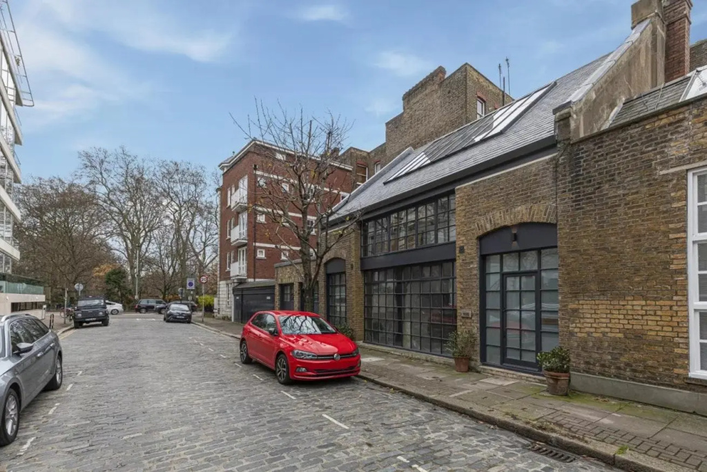 Stylish 2-bed loft apartment near Battersea Park, South London