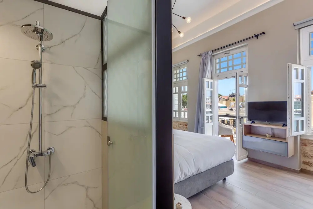 Suite with balcony and with harbour view