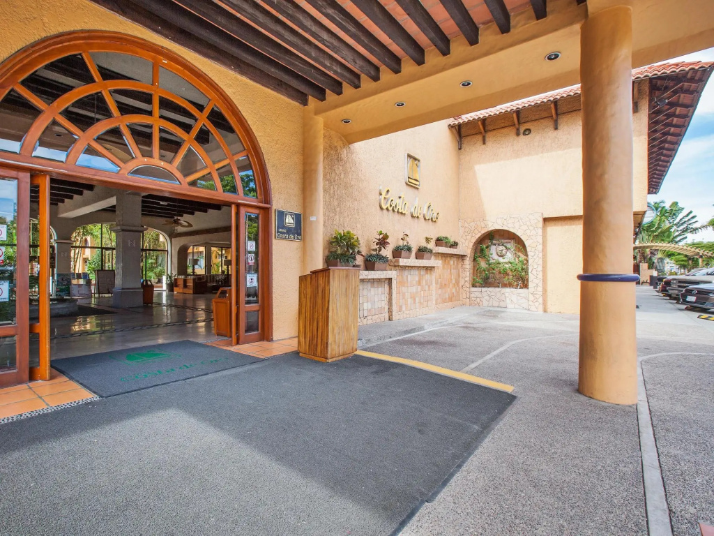 Costa De Oro Beach Hotel
