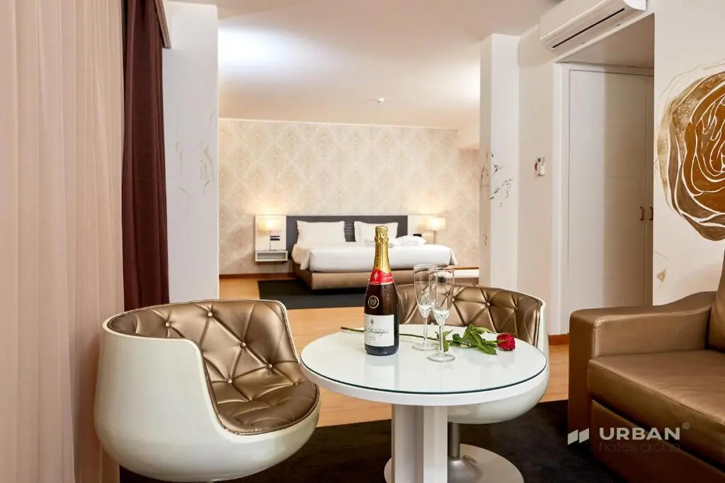 Urban Hotel Amadeos - Chambres