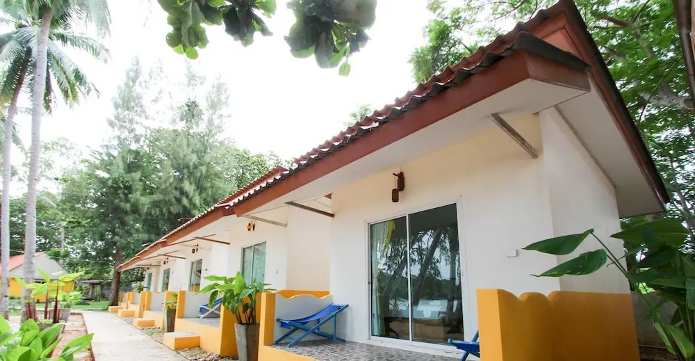 Двухместный номер Standard с балконом двуспальная кровать в Issara Beach Resort