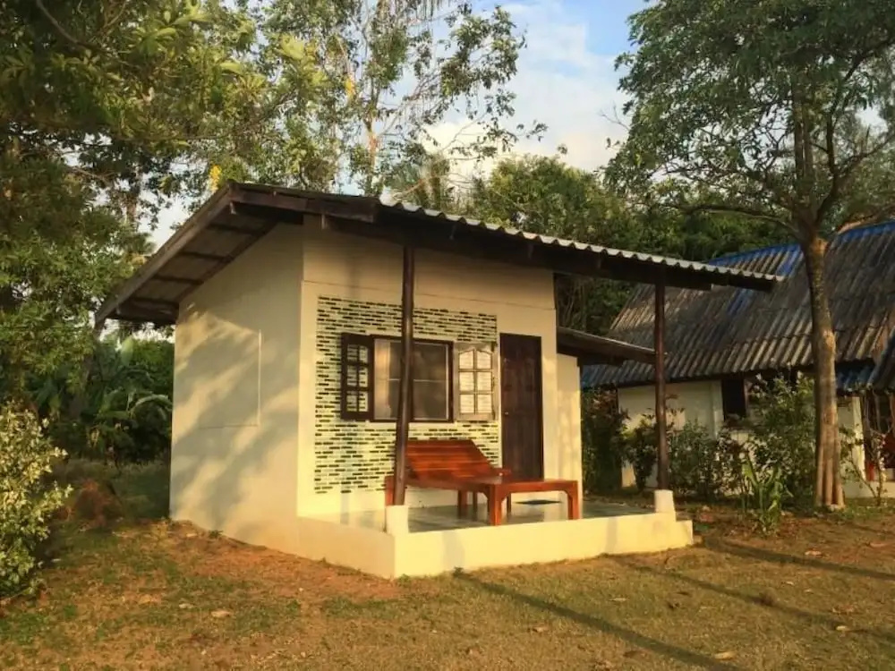 Bungalow with balcony and seafront