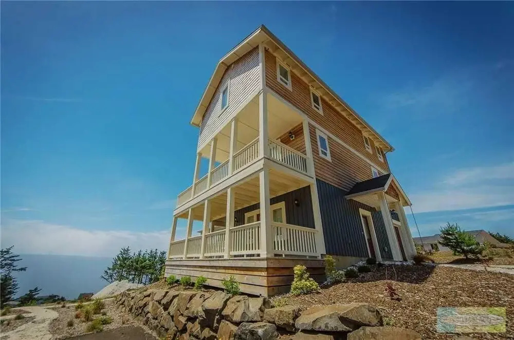 Breathtaking Ocean Views and Forest Retreat - Stylish Coastal Escape