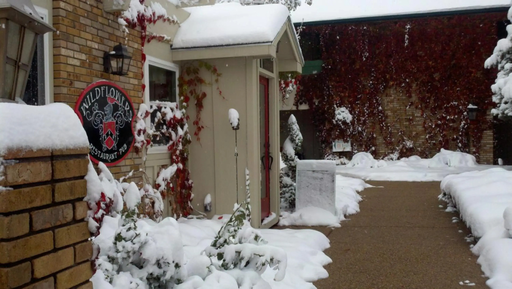 Hilltop Inn & Suites