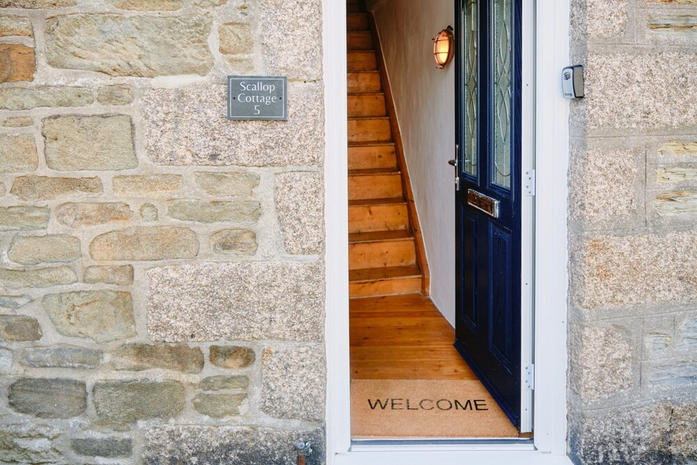 Stylish 3-bedroom Cottage in Porthleven, No Deposit