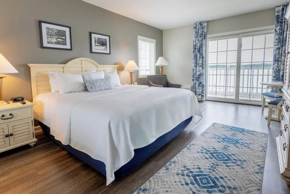 Luxury room with balcony and with lake view