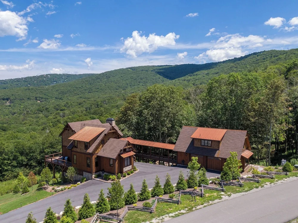 Breezeway Lodge at Eagles Nest