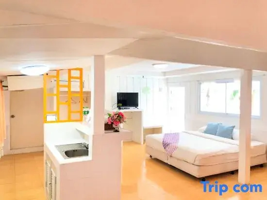 Standard Quadruple room with pool view