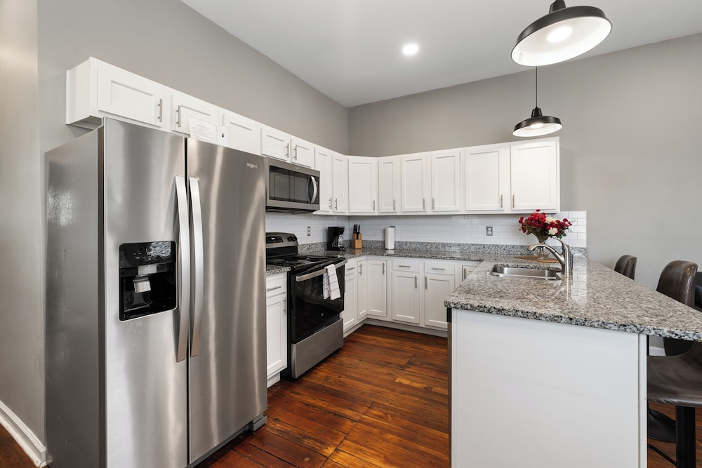 Historic CozySuites 4BR 2BA