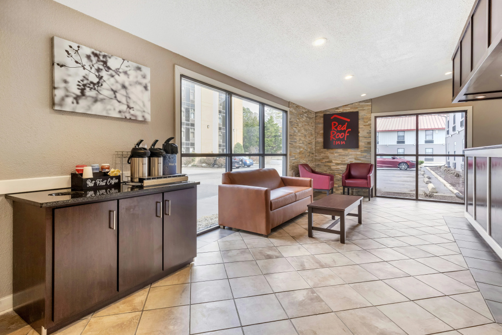 Red Roof Inn & Suites Newport News — 2
