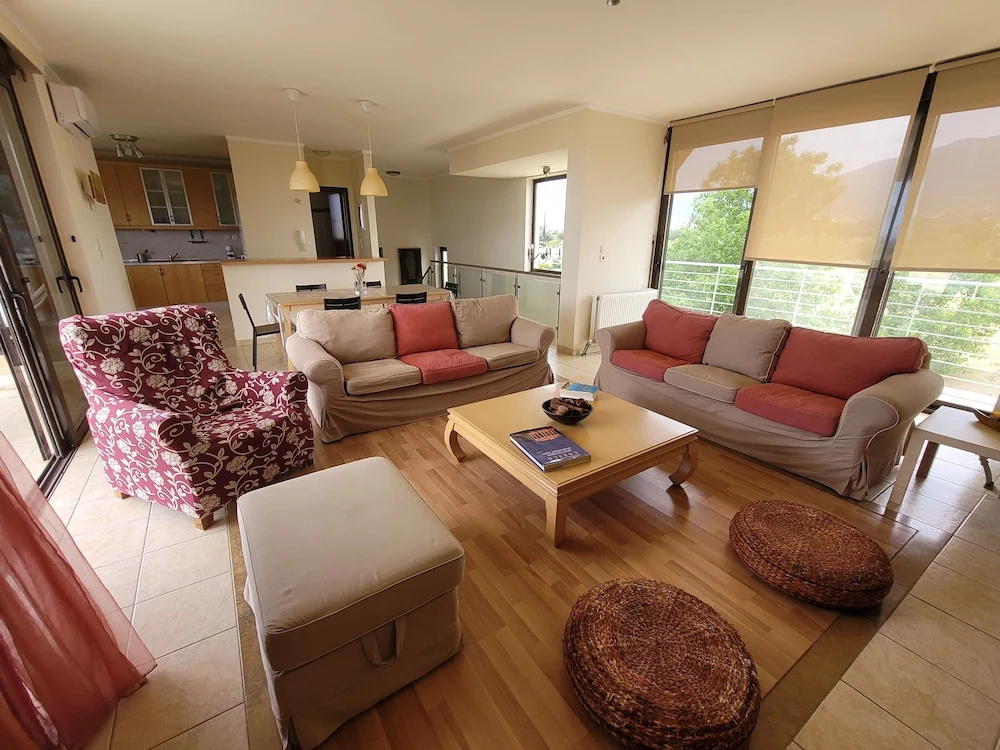 Xenos Villa 2. With 5 Bedrooms , Private Swimming Pool, Near the sea